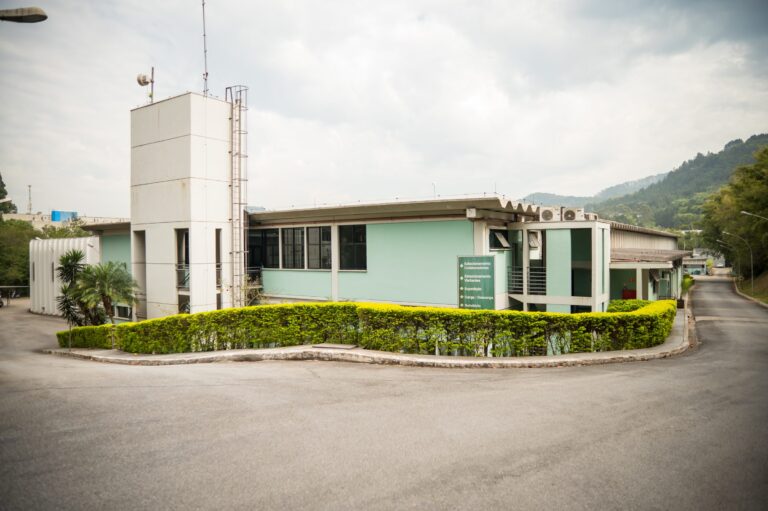 Fachada do prédio administrativo da Tampas Trink em Jandira (SP)