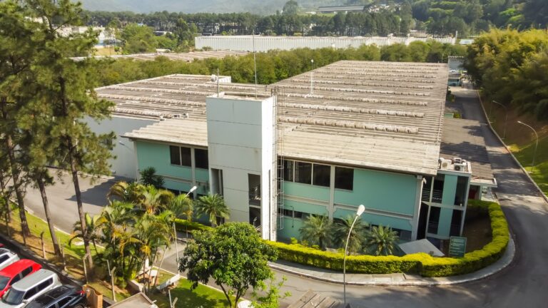 Vista aérea da entrada do prédio administrativo da Tampas Trink