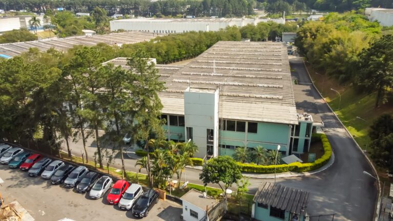 Vista aérea lateral da Tampas Trink com o estacionamento de colaboradores