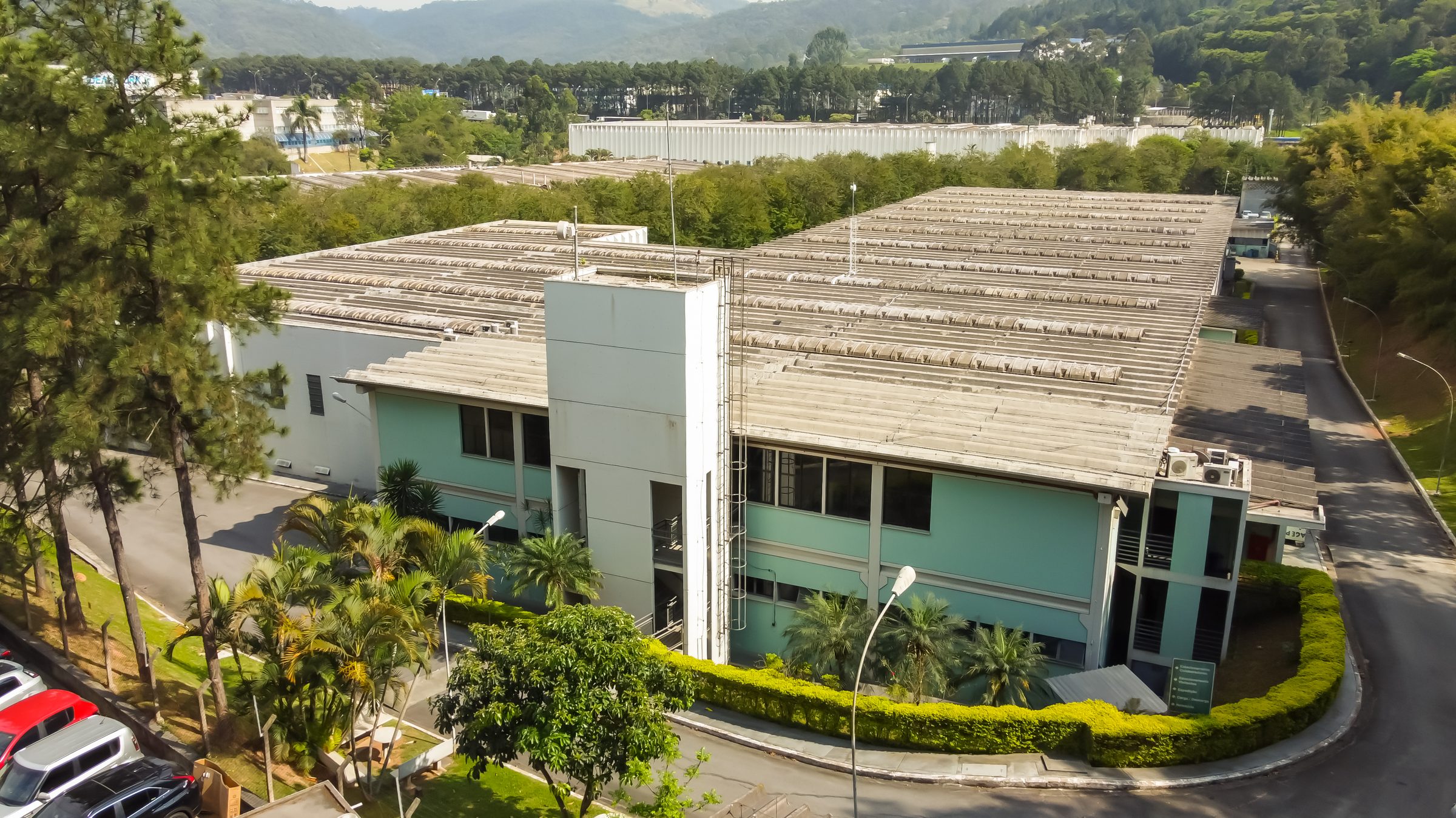 Vista aérea do prédio administrativo e do galpão da Tampas Trink